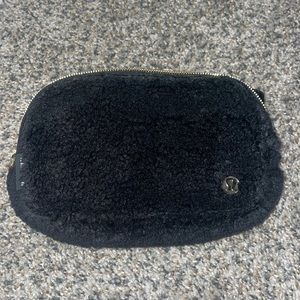 LuluLemon “Everywhere Belt Bag” Black Fleece